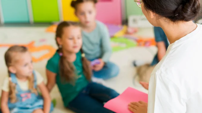 Rettet die Kitas in NRW unfocused children paying attention their teacher